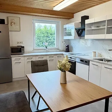 85 Qm Mit Kamin Und Riesigem Garten *